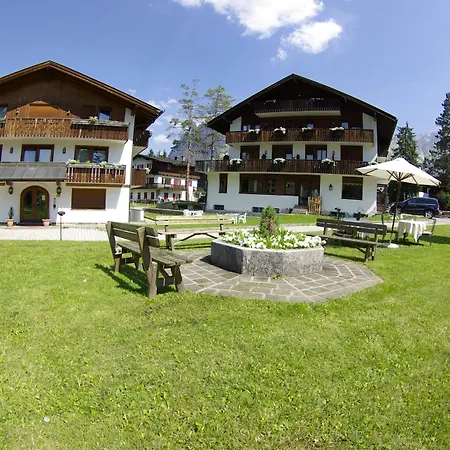 Capannina 3* 科尔蒂纳丹佩佐